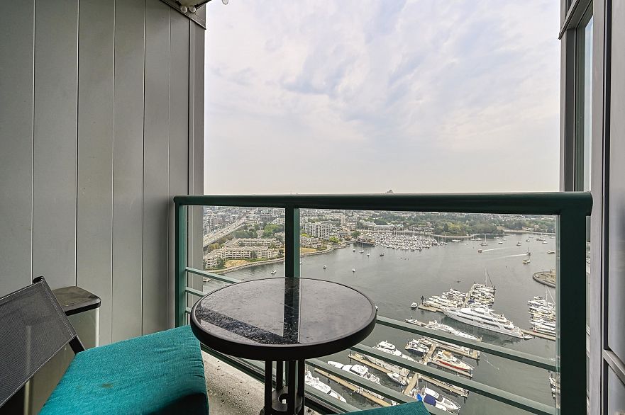 3307 1033 Marinaside Crescent