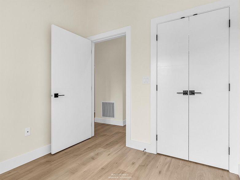 1 5221 Clarendon Street