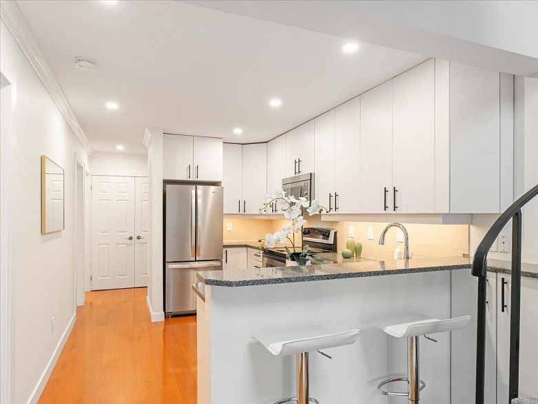 403 1274 Barclay Street