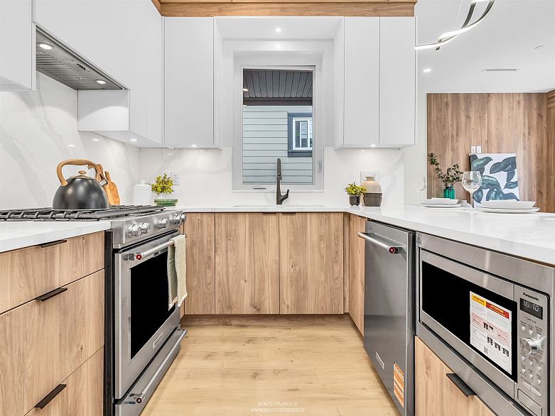 2 5221 Clarendon Street