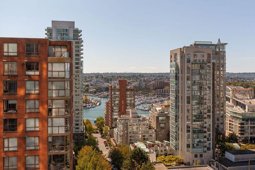 1403 889 Pacific Street