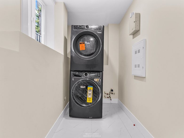 1 5221 Clarendon Street