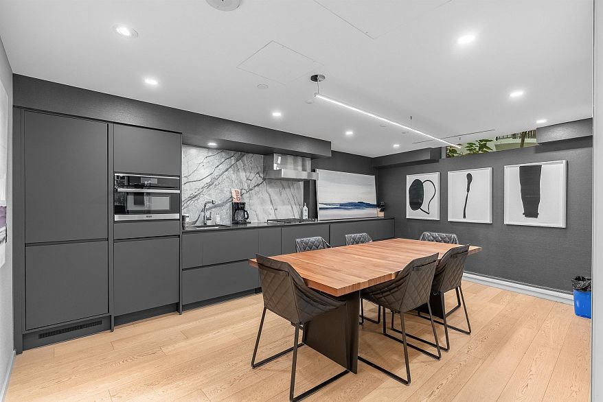 708 889 Pacific Street