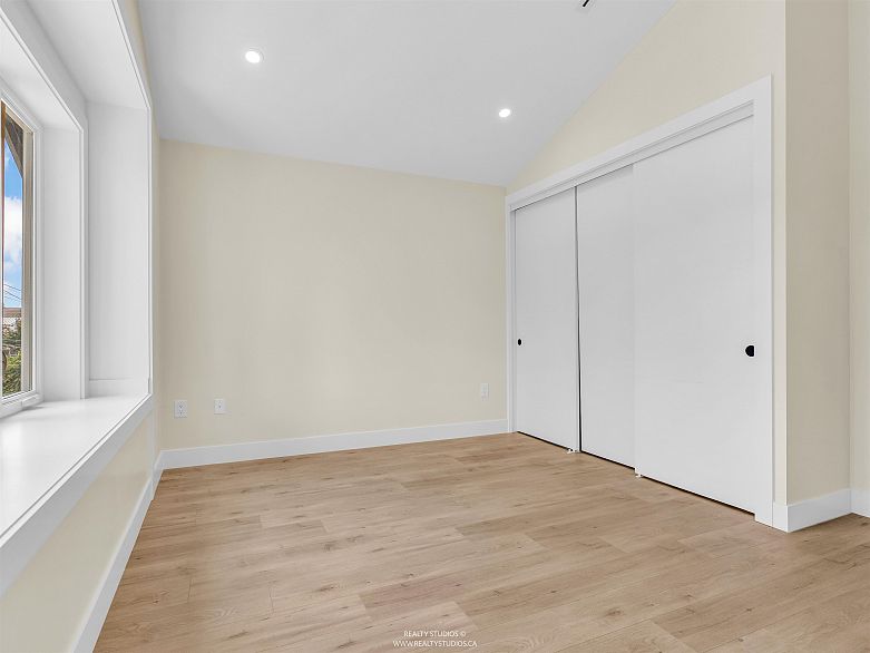 1 5221 Clarendon Street