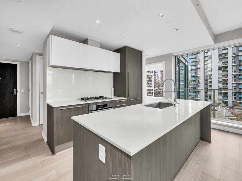 905 1221 Bidwell Street