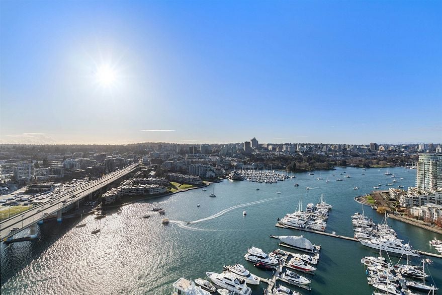 3307 1033 Marinaside Crescent