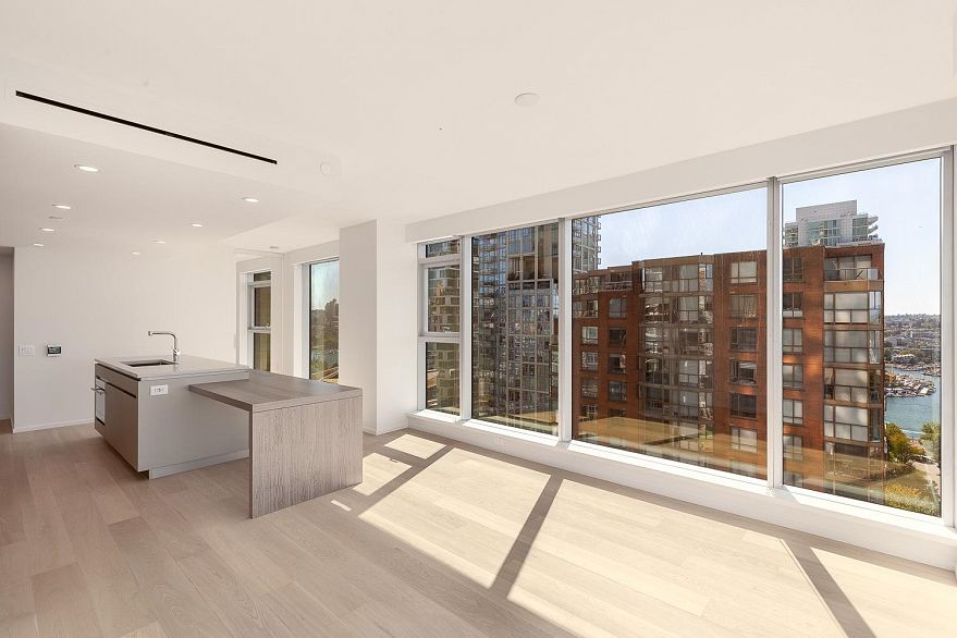 1403 889 Pacific Street