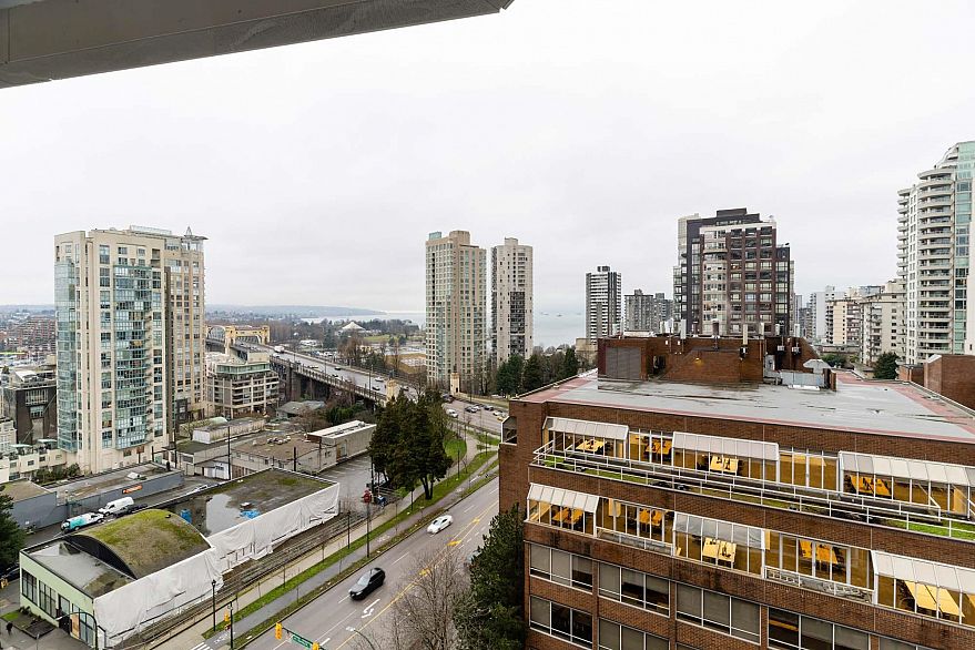 1205 889 Pacific Street