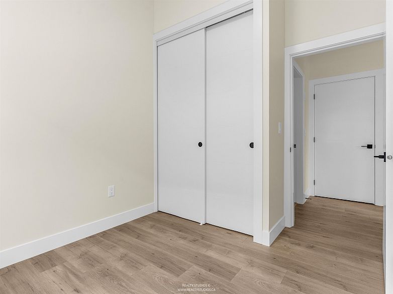 1 5221 Clarendon Street