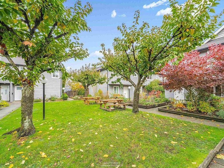 12 1255 E 15th Avenue