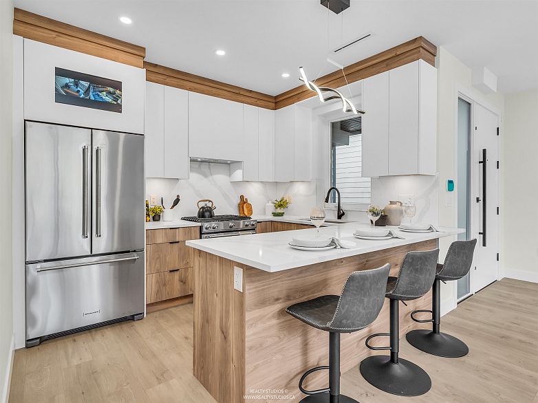 2 5221 Clarendon Street