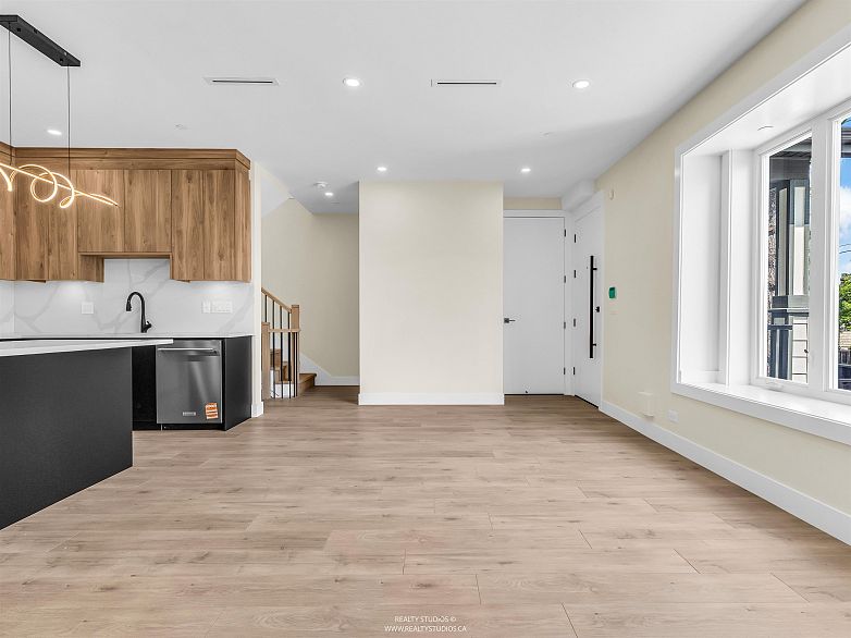 1 5221 Clarendon Street