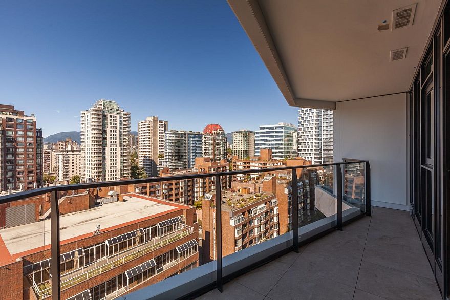 1403 889 Pacific Street