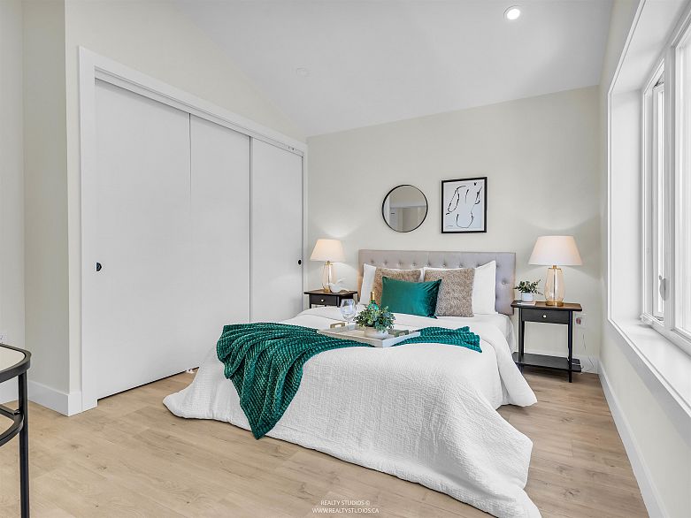 2 5221 Clarendon Street