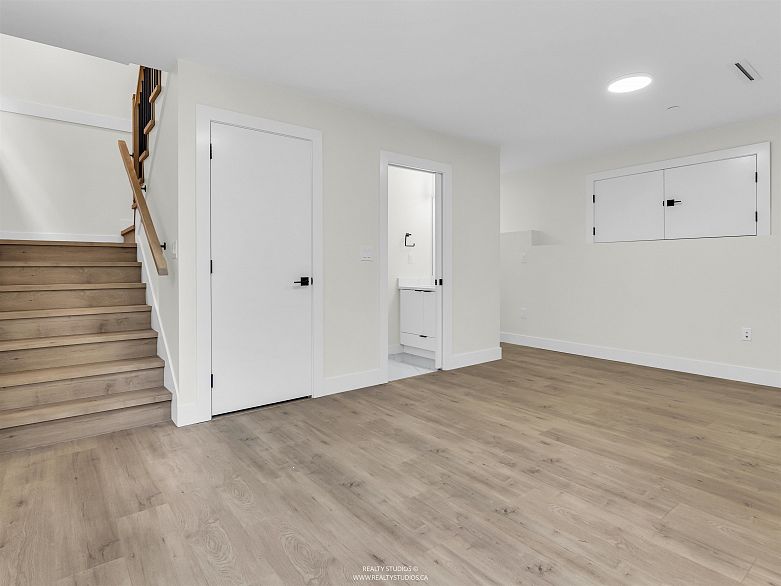 2 5221 Clarendon Street