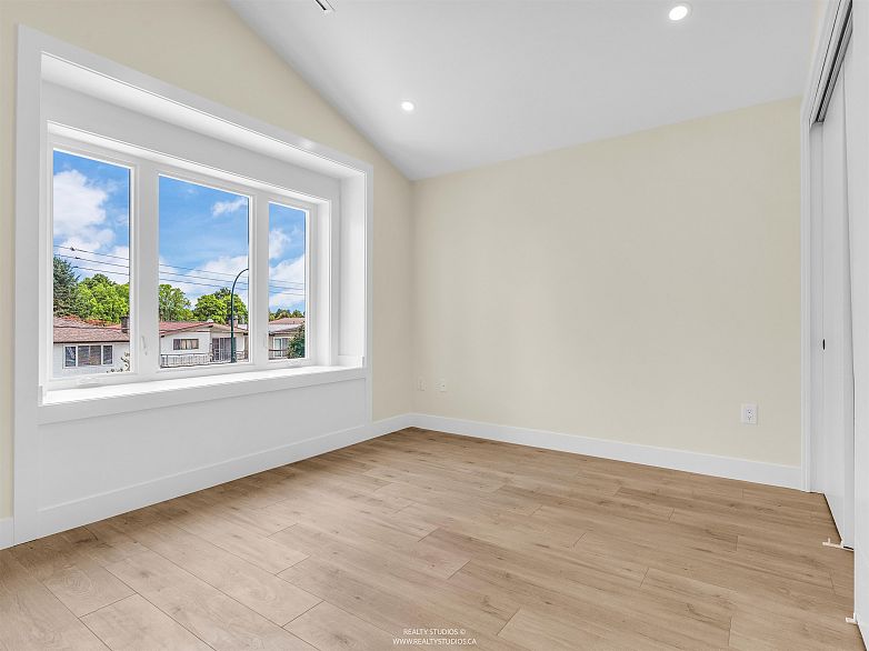 1 5221 Clarendon Street