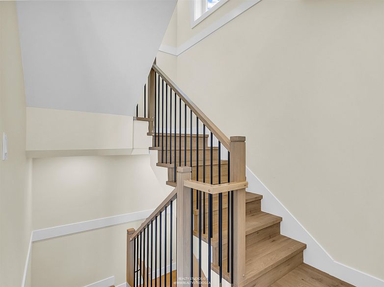 1 5221 Clarendon Street