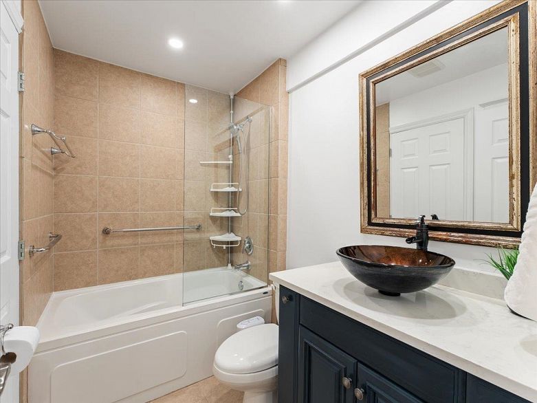 403 1274 Barclay Street