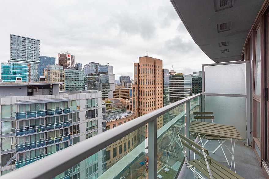 2810 233 Robson Street