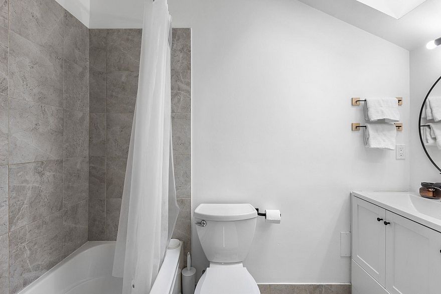 212 1045 W 8th Avenue