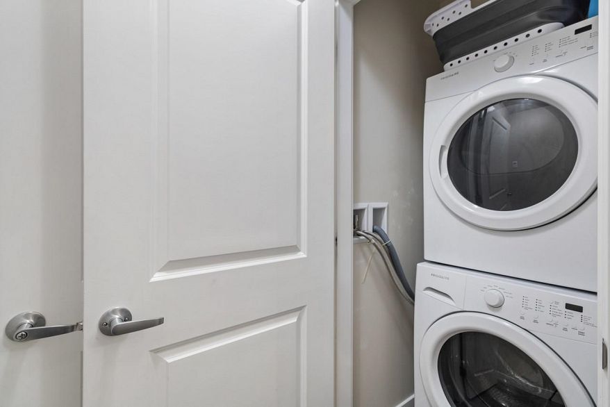 206 707 E 43rd Avenue