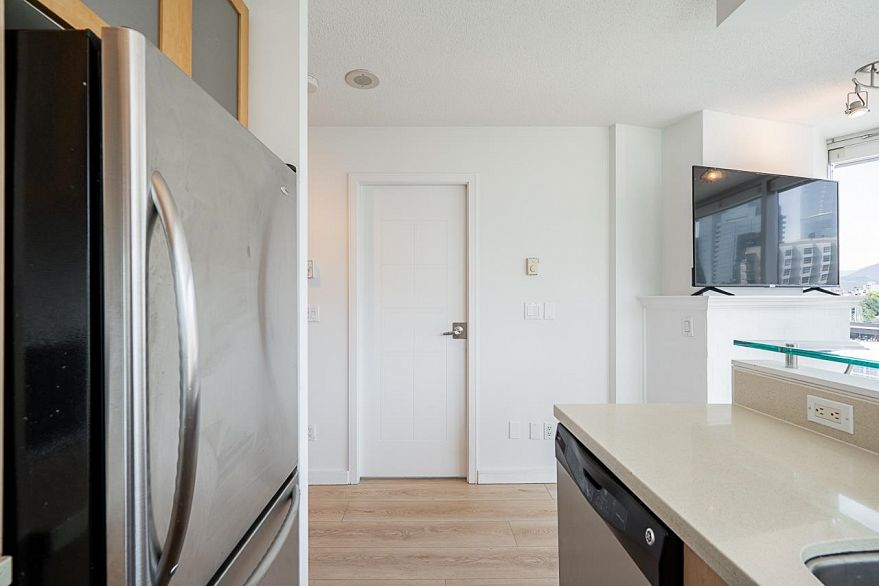 1202 1003 Burnaby Street