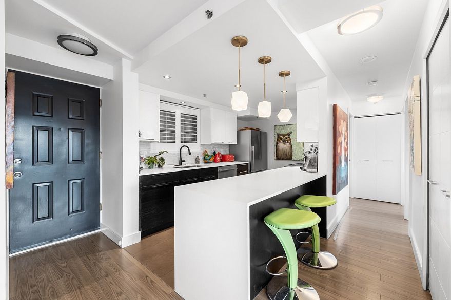 303 212 Davie Street