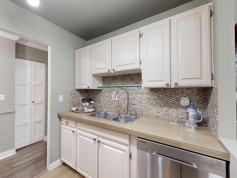 510 1405 W 15th Avenue