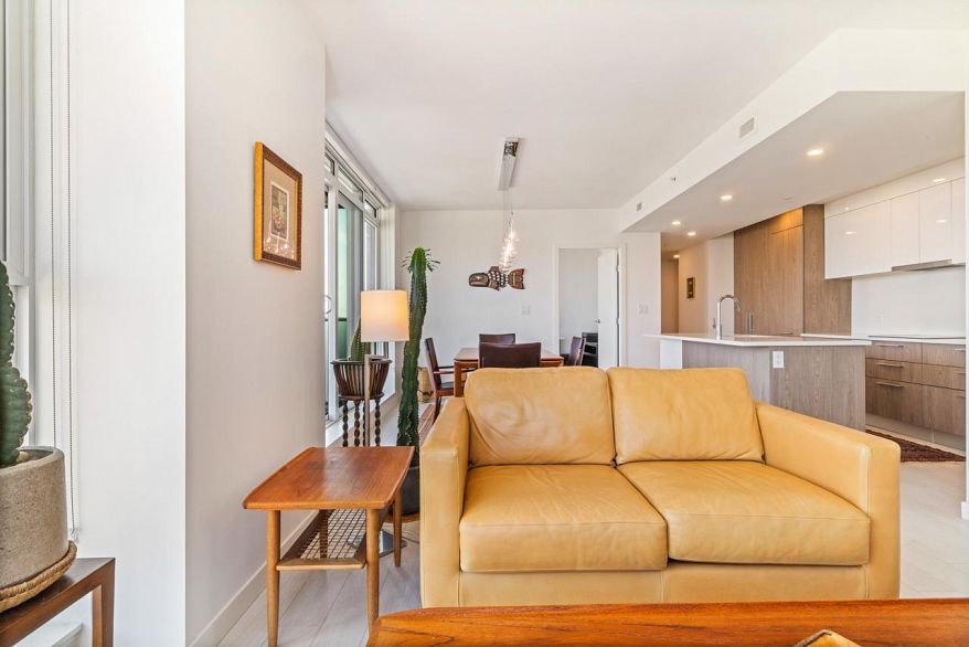 2002 285 E 10th Avenue