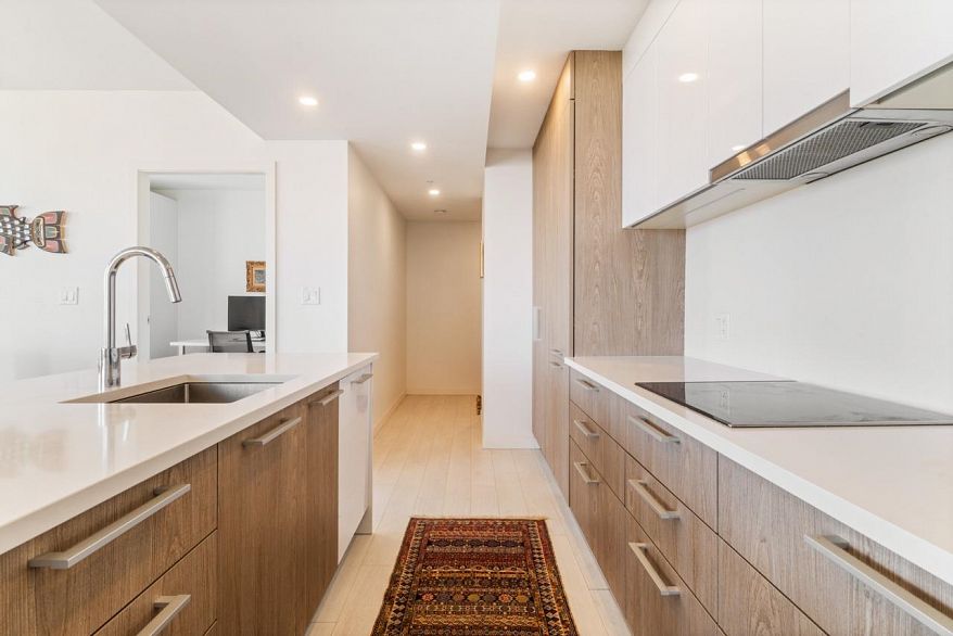 2002 285 E 10th Avenue