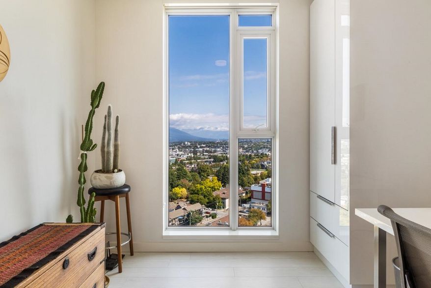 2002 285 E 10th Avenue