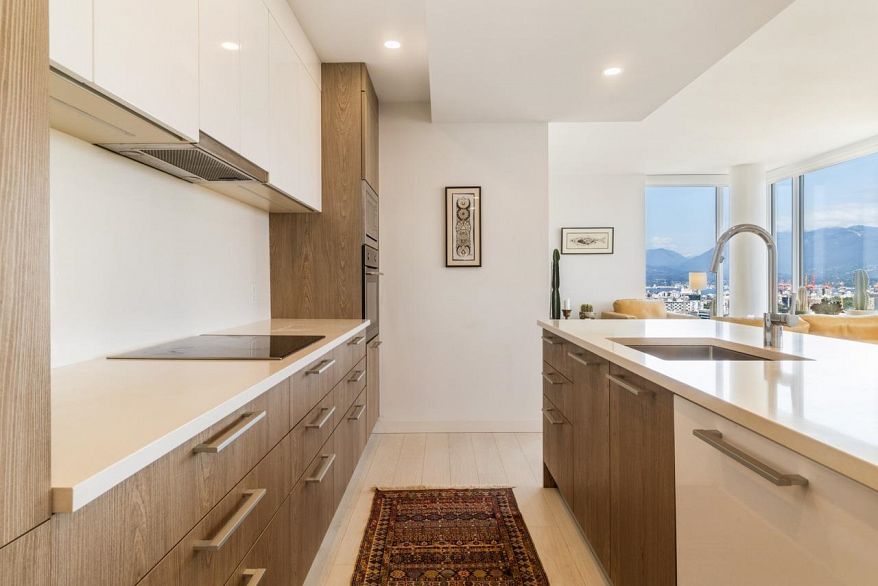 2002 285 E 10th Avenue