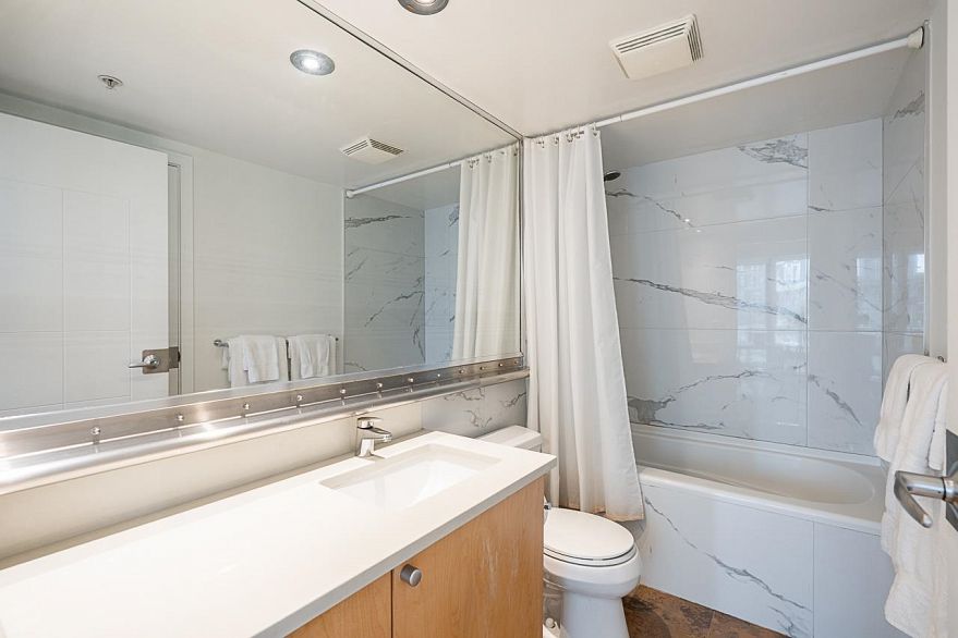 1202 1003 Burnaby Street