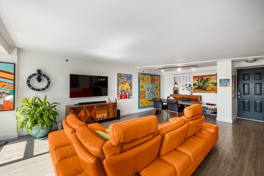 303 212 Davie Street