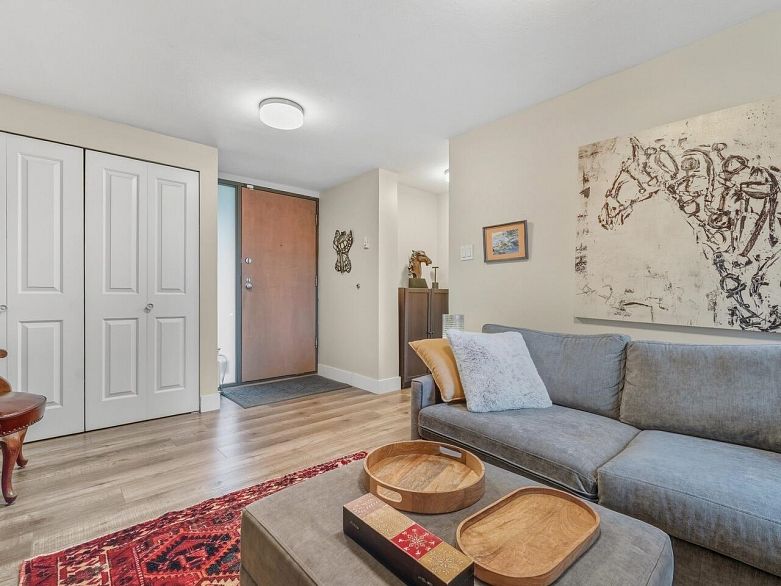 521 666 Leg In Boot Square