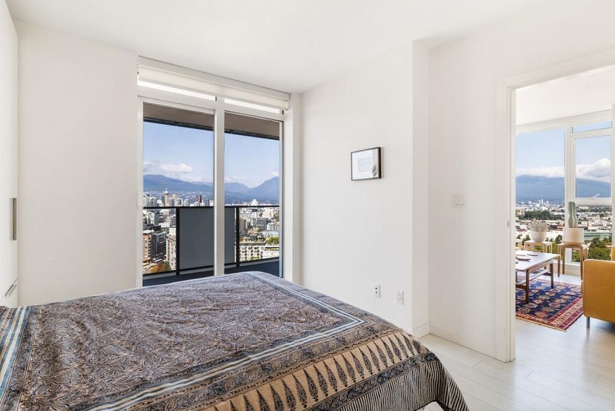 2002 285 E 10th Avenue