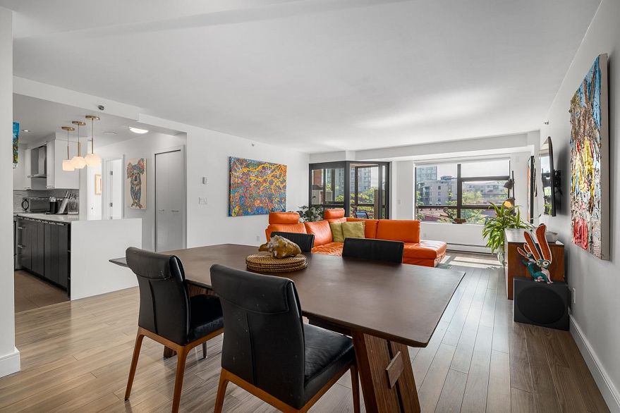 303 212 Davie Street