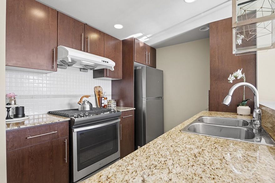 2606 583 Beach Crescent