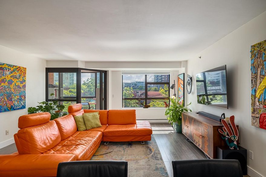 303 212 Davie Street