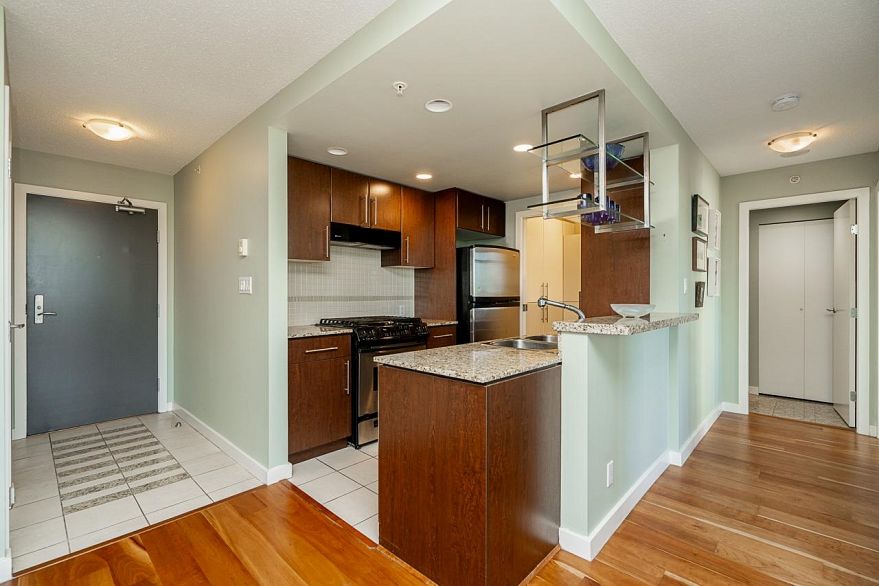 601 455 Beach Crescent