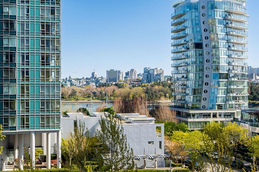 601 455 Beach Crescent