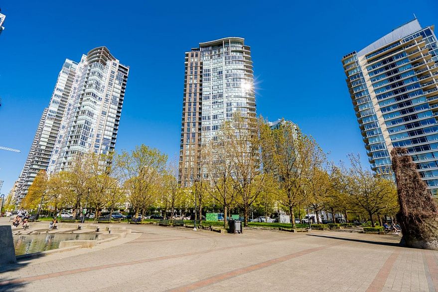 601 455 Beach Crescent