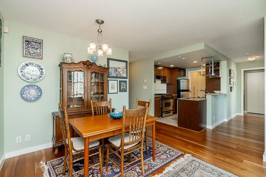 601 455 Beach Crescent