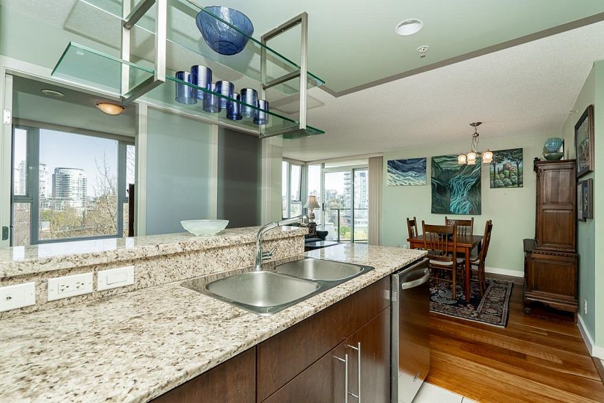 601 455 Beach Crescent