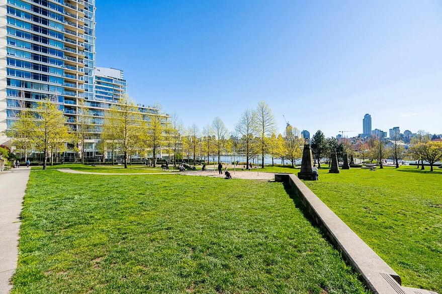 601 455 Beach Crescent