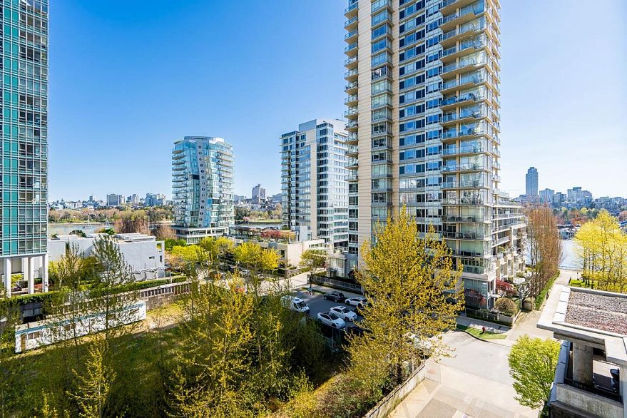 601 455 Beach Crescent