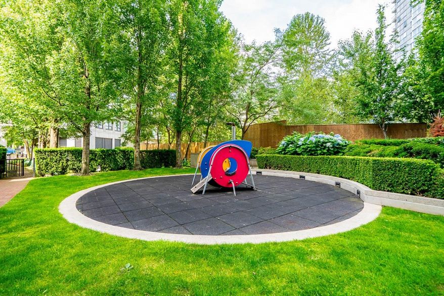 601 455 Beach Crescent