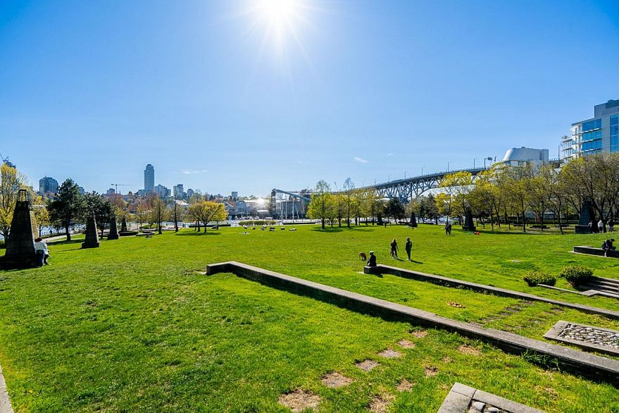 601 455 Beach Crescent