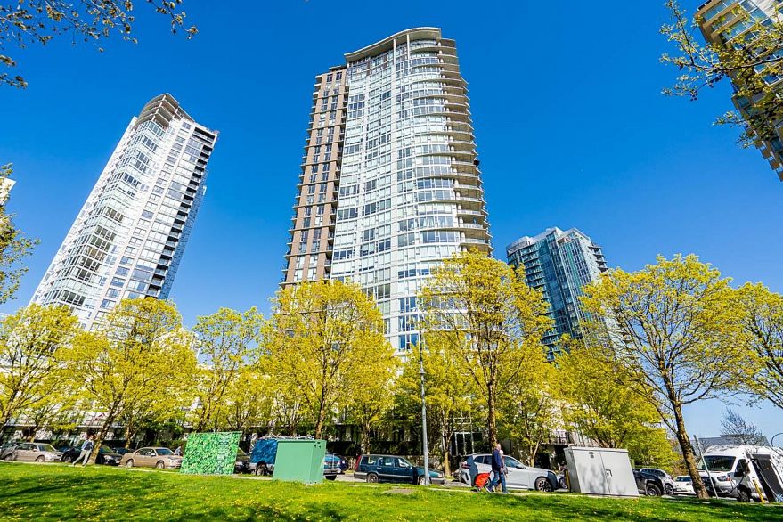 601 455 Beach Crescent