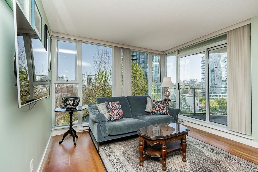 601 455 Beach Crescent